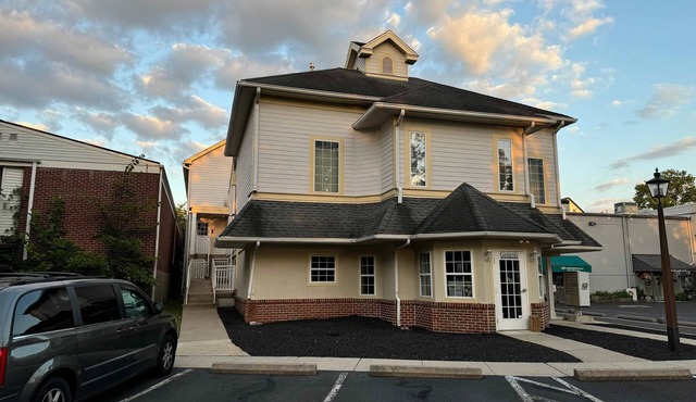 Spacious 2 BDR Central Newtown Hosted By StayRafa