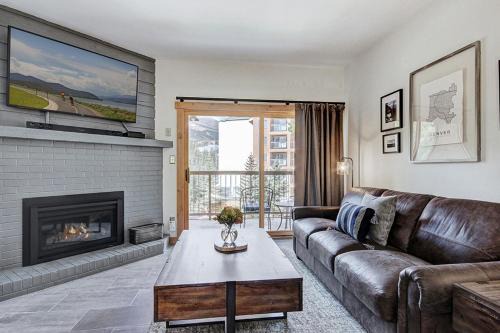 Spacious 2 bed, 2 bath Mountainwood 301 condo in Breckenridge, sleeps 8 guests