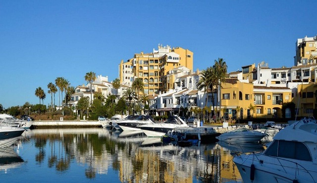 Spacious 2 bed 2 bath garden apartment with Mediterranean sea views