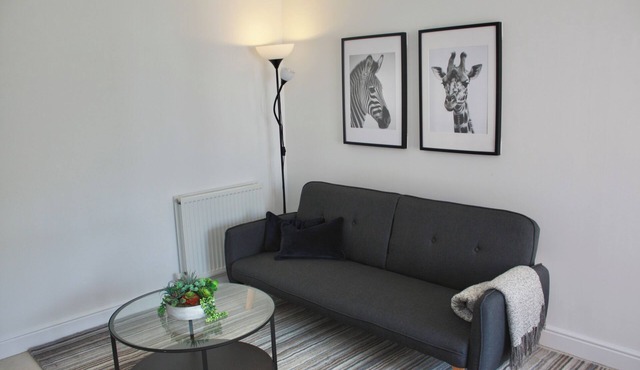 Spacious 2 Bed 2 Bath Apartment - Gatwick 10 min away!