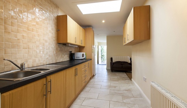 Spacious 2 bed, 2 bath, Kilmainham, Dublin 8 with secure fee parking & wifi.