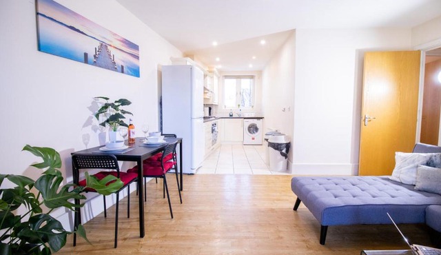 SPACIOUS 2 bed 2 bathroom Apartment with parking! CONTRACTORS & BUSINESS stays Managed by Chique Properties Ltd