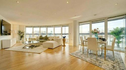Spacious 2-Bed 2Bath Riverside Apartment with River Views Greenwich London