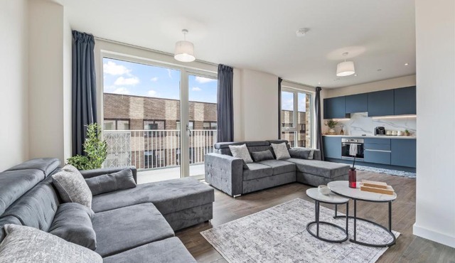Spacious 2-Bed Apartment - Sleeps 8 - Balcony