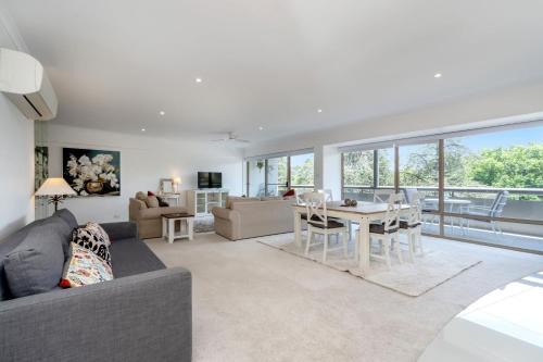 Spacious 2-Bed Apartment Near Dining & Attractions