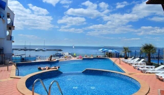 Spacious 2-Bed Apt (sleeps 6) right beside beach, luxury marina & sea - huge pool