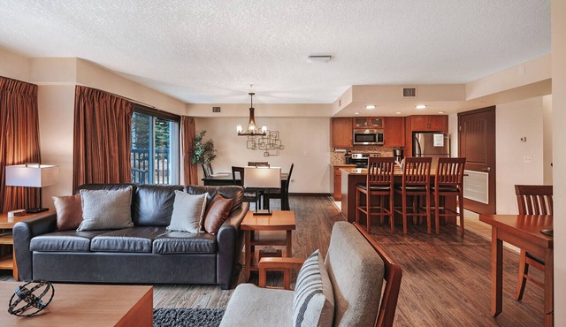 Spacious 2 bedroom 2 bathroom: sleeps 8/AC/pets ok/hot tub/near Banff