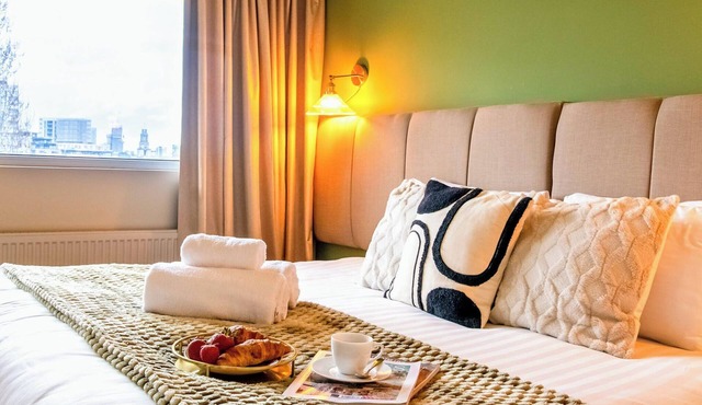 Spacious 2-Bed Flat | Sleeps 5 | King Bed | Fast Links to City & Wharf