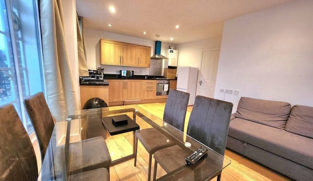 Spacious 2-Bed Flat - Close to Tube, Sleeps 6
