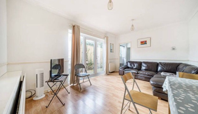 Spacious 2 bed Ground floor garden flat close to DLR