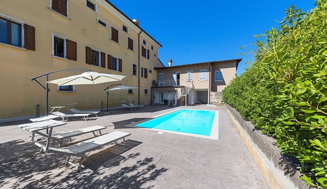 Spacious 2 bedroom apartment with pool