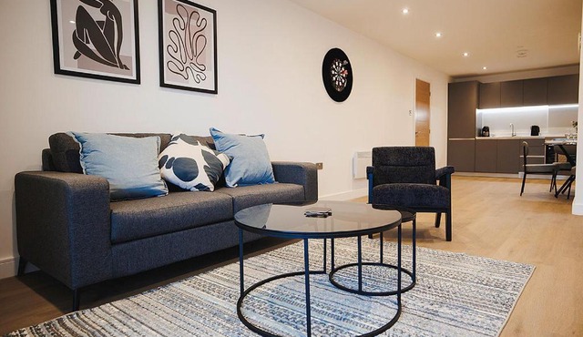 Spacious 2 bed Leeds Centre - balcony, free parking & darts