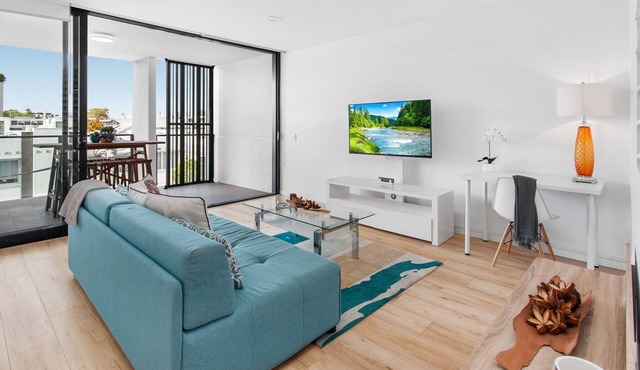 Spacious 2-Bed Unit With Balcony Next to The Gabba