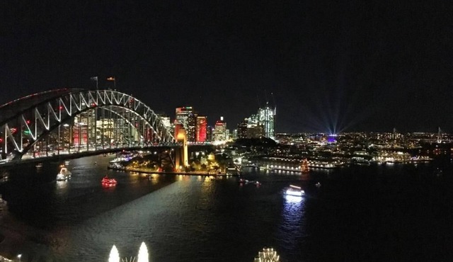 Spacious 2-Bedroom Apartment, 900m Stroll to Harbour Bridge