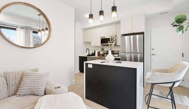 Spacious 2-Bedroom Suite, Mins to the Falls, Parking & Sleeps 5!