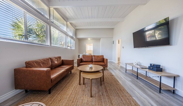 Spacious 2-Bedroom Apt in Beverly Hills Residential Area