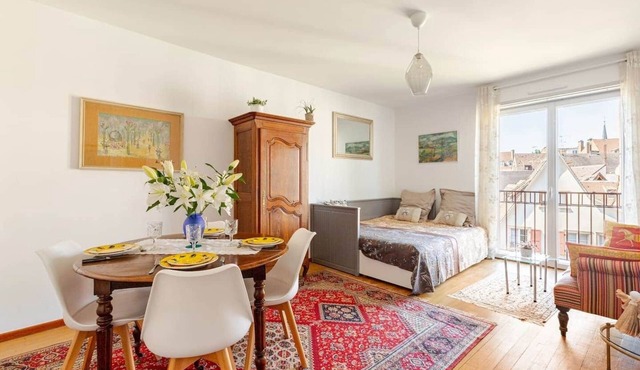 Spacious 2-bedroom apartment – Prime city center location