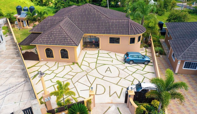 Spacious 2-bedroom apartment in Mandeville with hot tub ,WiFi and private garage