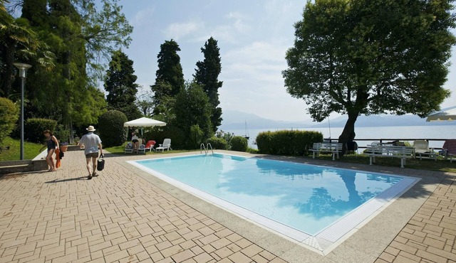 Spacious 2 bedroom apartment with 2 balconies, pool and lake access