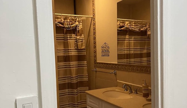 Spacious 2-bedroom apartment with AC, WiFi in delightful Queens