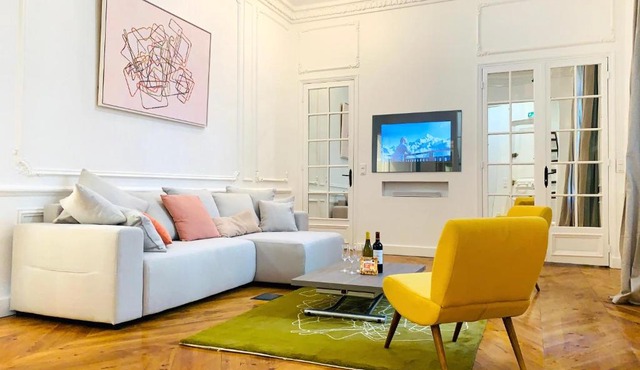 Spacious 2 bedroom apartment Champs Elysees and Golden Triangle