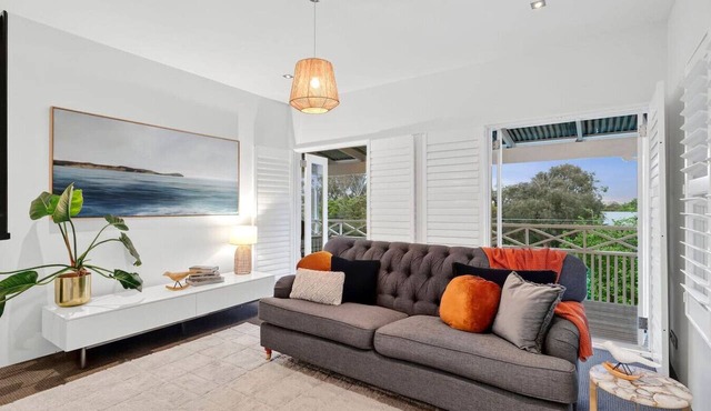 Spacious 2 bedroom unit w/garden views