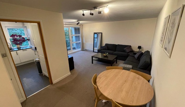 Spacious 2-Bedroom Flat Near Surbiton Station