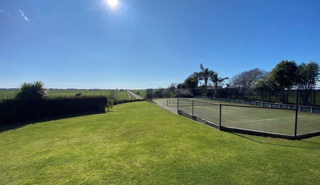 Spacious 2-Bedroom Guest House – Easy Access, Near Pukehina Beach