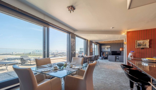 Spacious 2-bedroom penthouse with large sunny terraces at Zeebrugge beach