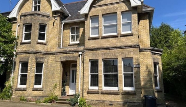 Spacious 2 Bedroom Serviced Apartment in Reigate, Surrey