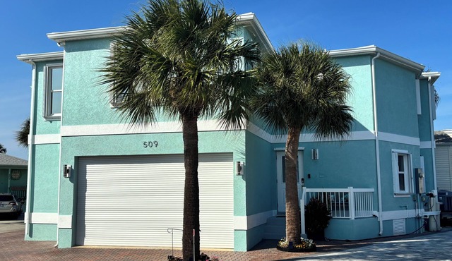 Spacious 2-bedroom 2-story house on Hutchinson Island