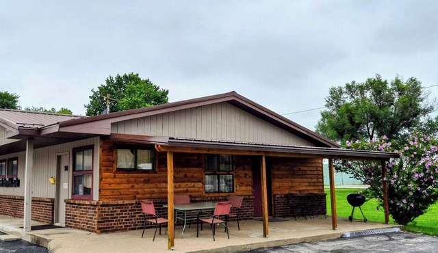 Spacious 2-bedroom apartment with boat parking and outdoor space in Monroe City