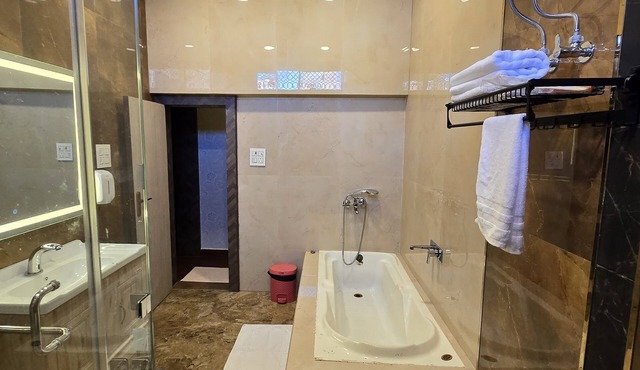 Spacious 2-bedroom with kitchen apartment with WiFi, AC in tranquil Vrindavan