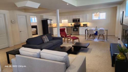 Spacious 2 BR, 3 beds, sleeps 6, kitchen, laundry