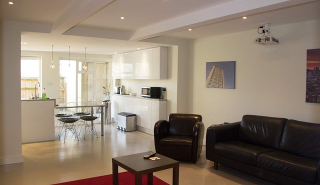 Spacious 2 double bedroom garden flat in Queens Park, London zone 2