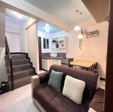 Spacious 2-Level 2BR Cozy Apartment