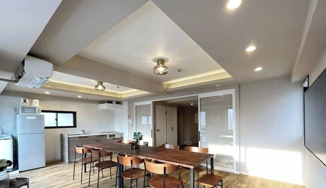 Spacious 2-Level Apt with 4 Bedrooms | Up to 16