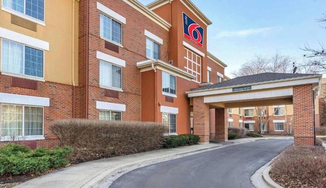 Spacious 2 Queen Beds,Nsmk|Kitchen|Studio 6 Vernon Hills