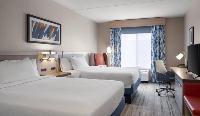 Spacious 2 Queen Suites | Pool, Dining, Bar Area + Breakfast Included