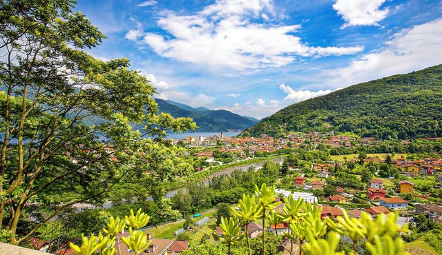 Spacious 2-room apartment with sun balcony and panoramic lake view