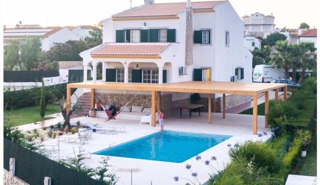 Spacious 2-storey villa with swimming pool and large garden, 6 minutes from Praia Verde.