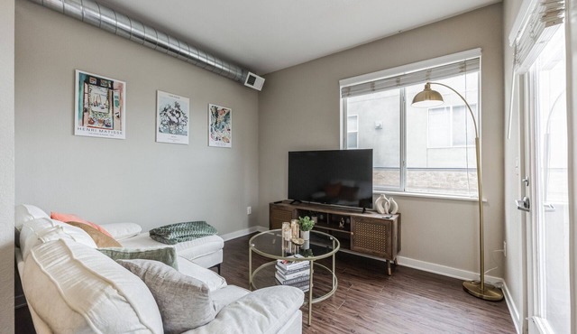Spacious 2 Story Apt, Gym, Garage, King Bed, 11209