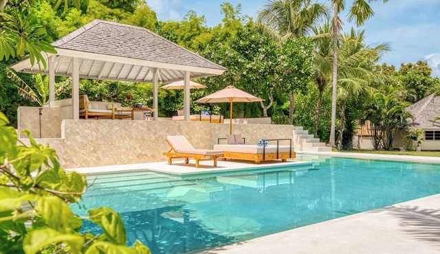 Spacious 2 Villas combined, 9 bedrooms, 2 pools