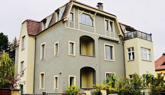 Spacious 200 sqm apartment in villa with garden and WiFi in wonderful Dresden