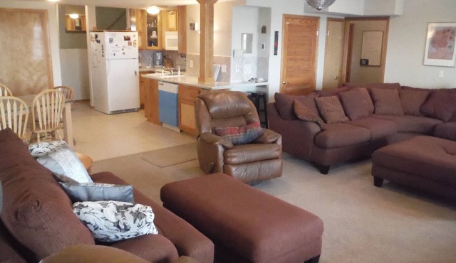 Spacious 2000 sq ft Happy Hideaway for your Cadet & Family 1 Mile from USAFA!
