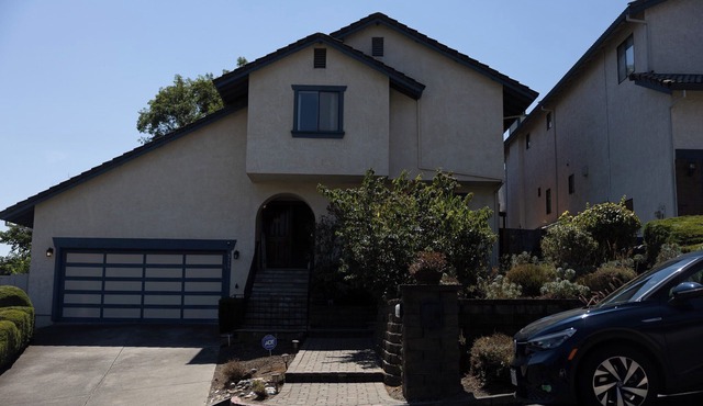 Spacious,2300 sqft,3BR/2.5BA Entire Castro Valley Home. 1 California King,3Queen