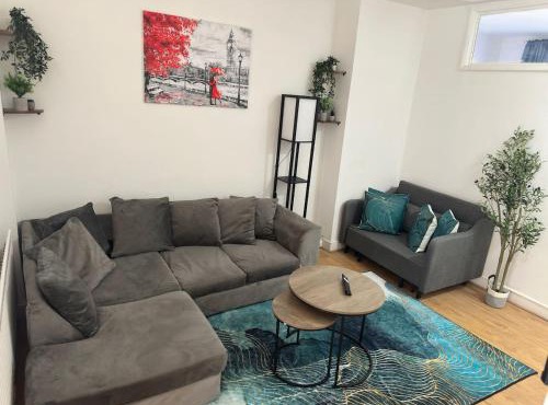 Spacious 2B Apt Zone 2 sleeps 4 F5