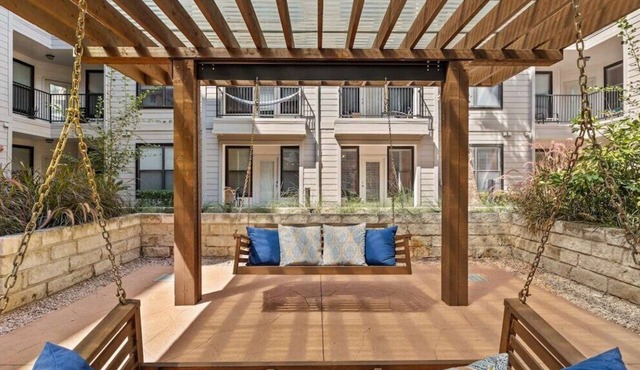 Spacious 2B2B on South Congress, Pool & Gym