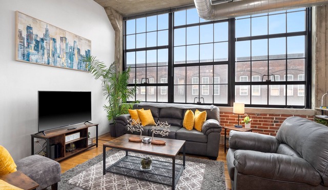 Spacious 2Bd/2ba LOFT Downtown Free Gated Parking.