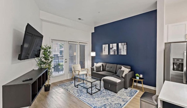Spacious 2BD - 5 Min DT, Gym, Parking, W-D - Sleep 12